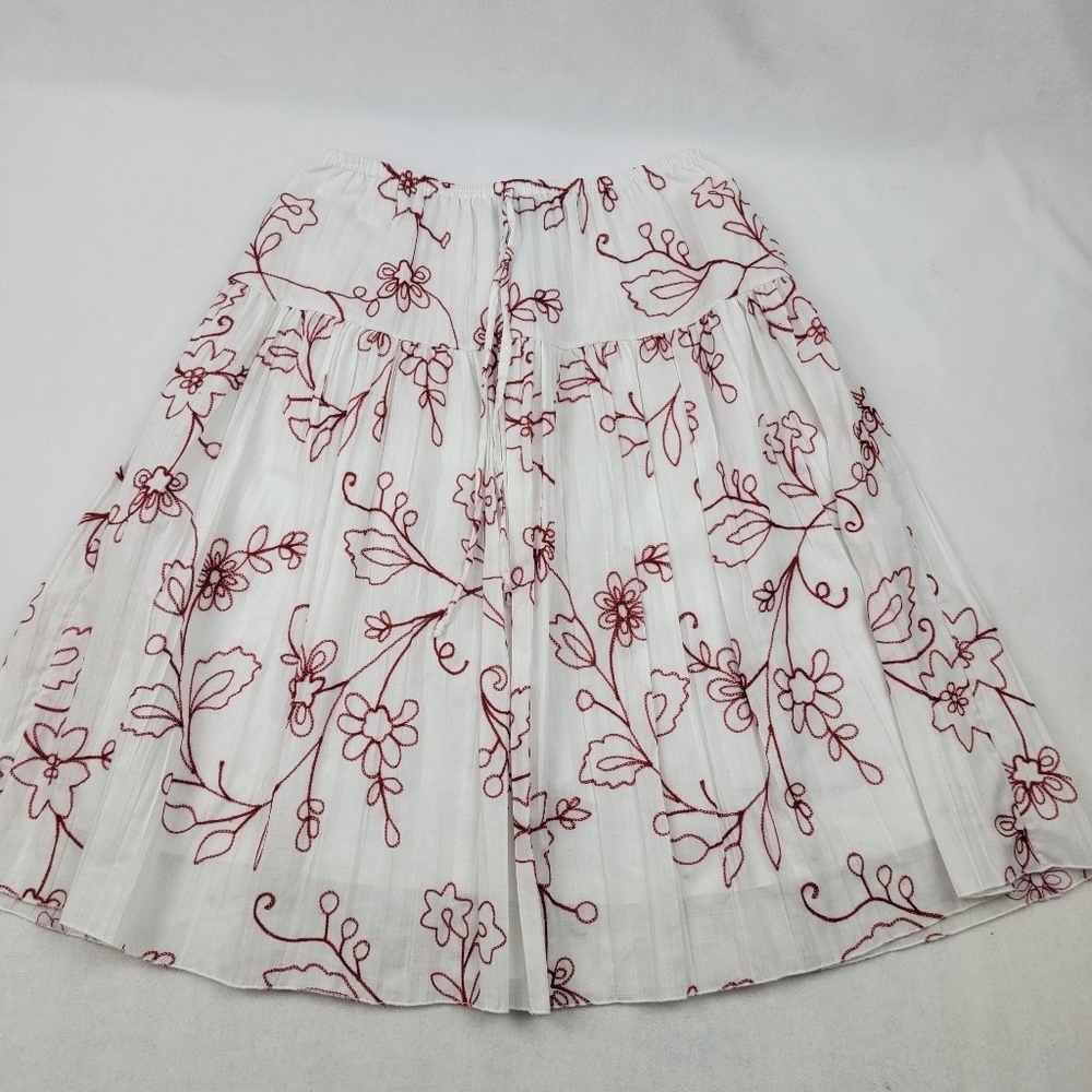 JKLA white with red embroidered floral‎ print pleated strech Waist skirt